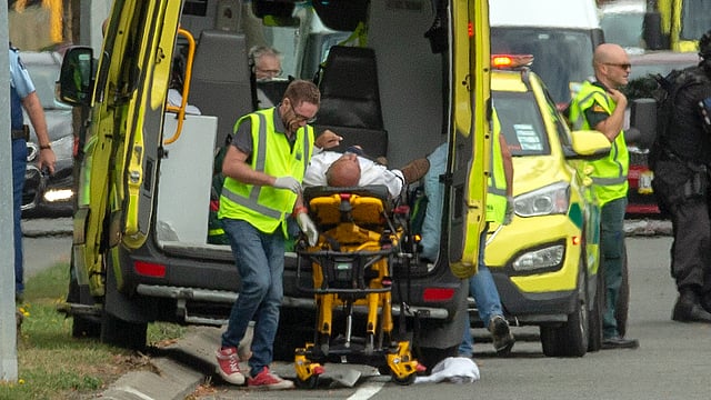 হামলায় আহতদের স্থানীয় হাসপাতালে নিয়ে যাওয়া হয়। ছবি: এএফপি