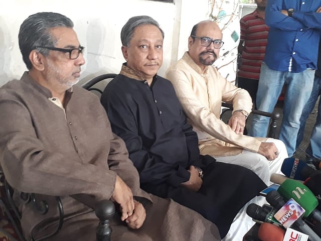আজ সংবাদমাধ্যমের সামনে বিসিবি সভাপতি নাজমুল হাসান, পাশে বিসিবির দুই পরিচালক জালাল ইউনুস (ডানে) ও মাহবুব আনাম (বাঁয়ে)। ছবি: প্রথম আলো
