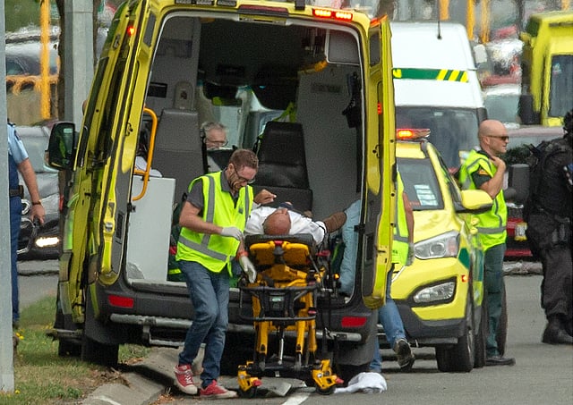 আহত একজনকে হাসপাতালে নেওয়া হচ্ছে। ছবি: রয়টার্স