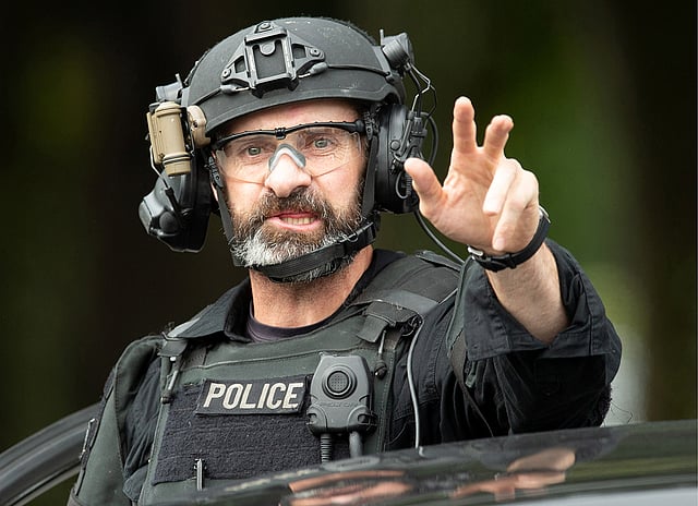 ঘটনাস্থলে রয়েছে পুলিশ। ছবি: রয়টার্স