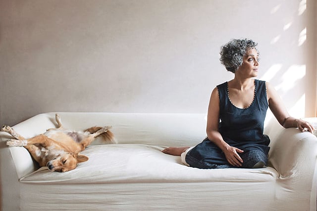 অরুন্ধতী রায়ের পােশ তাঁর আদরের কুকুর। ছবি: সংগৃহীত