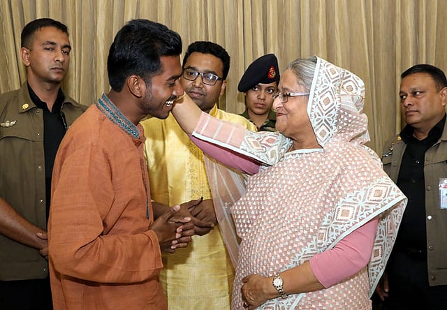 ভিপি নুরুল হকের মাথায় হাত বুলিয়ে দেন প্রধানমন্ত্রী শেখ হাসিনা। ছবি: পিএমও