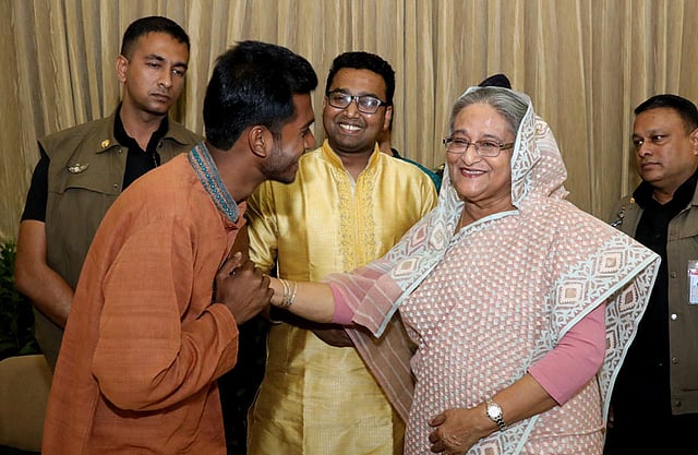 গণভবনে প্রধানমন্ত্রী শেখ হাসিনার সঙ্গে শুভেচ্ছা বিনিময় করেন ডাকসুর ভিপি নুরুল হক। ঢাকা, ১৬ মার্চ। ছবি: পিএমও