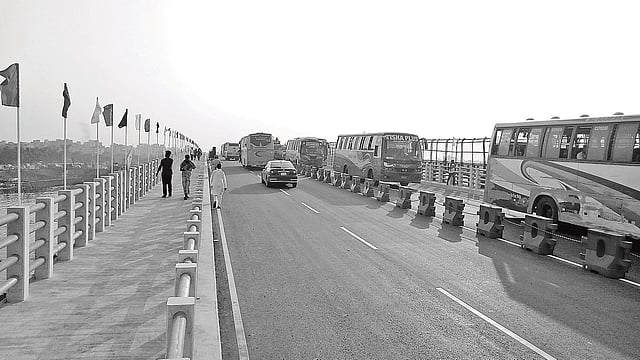 উদ্বোধন শেষে ঢাকা-চট্টগ্রাম মহাসড়কের কাঁচপুর দ্বিতীয় সেতুতে যান চলাচল শুরু হয়। মনিরুজ্জামান