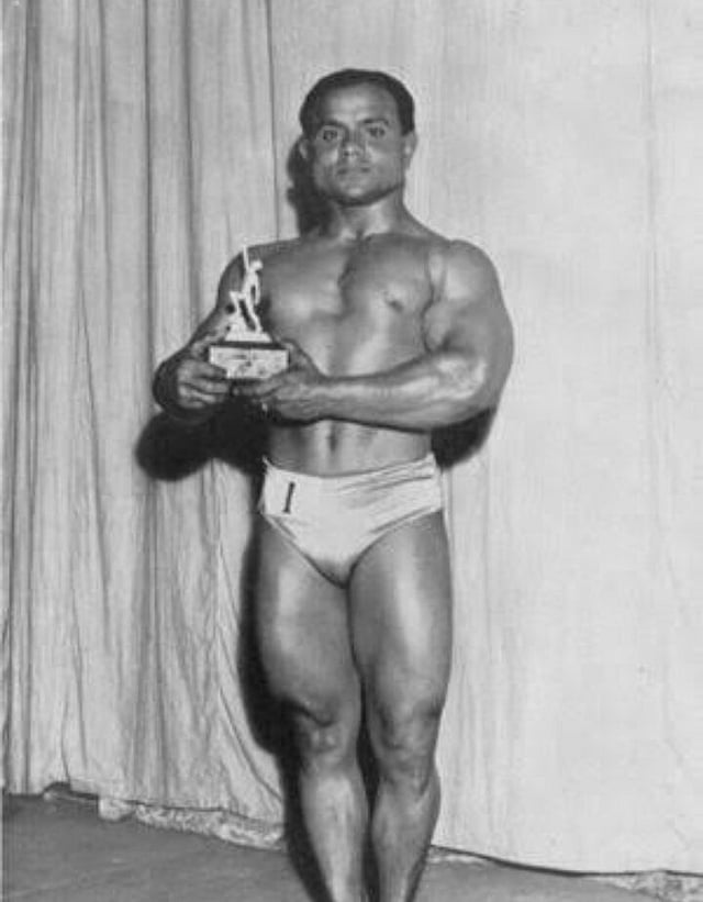 যৌবনে এমন অনেক ট্রফিই ধরা দিয়েছিল তাঁর হাতে। ছবি: টুইটার