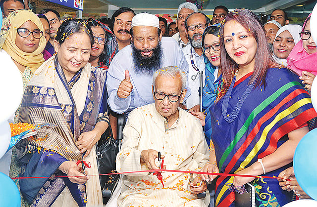 ফিতা কেটে স্বাস্থ্যসেবা কার্যক্রমের উদ্বোধন করেন রফিক-উল হক।