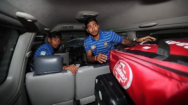 শাহজালাল বিমানবন্দরে অবতরণ করে গাড়িতে ওঠার পর মোস্তাফিজ ও সৌম্য। ছবি: প্রথম আলো