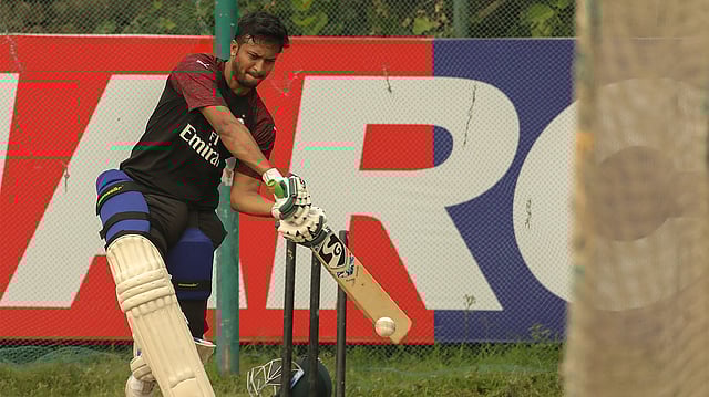 একাডেমি মাঠে ব্যাটিং অনুশীলন করছেন সাকিব। প্রথম আলো