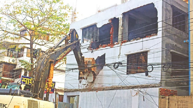 রাজউকের অভিযানে অনুমোদনহীন একটি ভবন ভেঙে ফেলা হয়। গতকাল উত্তরা ৫ নম্বর সেক্টরে।