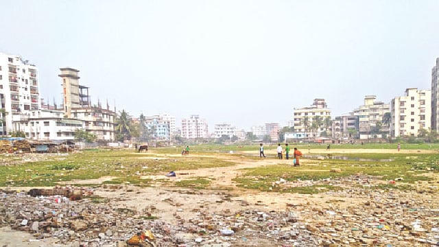 পূর্ব হাজীপাড়ায় গত ১৫ বছরে গণপূর্তের উন্নয়ন প্রকল্পের অগ্রগতি কেবল এ মাঠটি ভরাট।