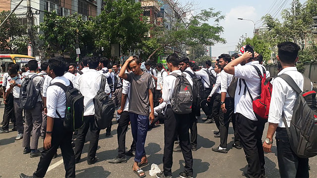 নিরাপদ সড়কের দাবিতে সায়েন্স ল্যাব মোড়ে মিরপুর সড়কের ওপর অবস্থান নিয়ে বিক্ষোভ করে বিভিন্ন শিক্ষাপ্রতিষ্ঠানের শিক্ষার্থীরা। ঢাকা, ২০ মার্চ। ছবি: সুহাদা আফরিন