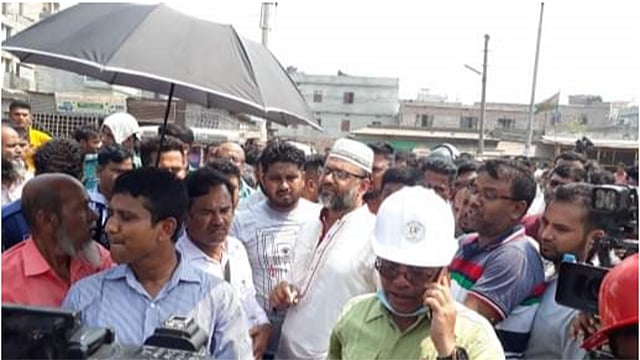 উচ্ছেদ অভিযানে আসা বিআইডব্লিউটিএর কর্মকর্তারা। ছবি: আশরাফুল আলম