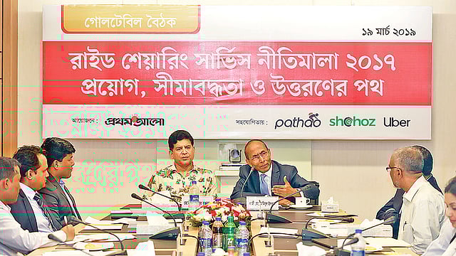 প্রথম আলোর গোলটেবিল বৈঠকে বক্তব্য দেন বিআইডিএর নির্বাহী চেয়ারম্যান কাজী মো. আমিনুল ইসলাম। পাশে পিপিআরসির নির্বাহী চেয়ারম্যান হোসেন জিল্লুর রহমান। গতকাল রাজধানীর কারওয়ান বাজারের সিএ ভবনে। ছবি: প্রথম আলো