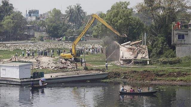 সাভারের কাউন্দিয়ায় তুরাগতীরে অবৈধ স্থাপনা উচ্ছেদে বিআইডব্লিউটিএর অভিযান চলছে। ছবি: আশরাফুল আলম