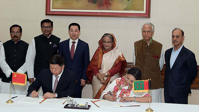প্রধানমন্ত্রী শেখ হাসিনার উপস্থিতিতে চীনের কমিউনিস্ট পার্টির (সিপিসি) ও বাংলাদেশ আওয়ামী লীগের মধ্যে সমঝোতা স্মারক সই হয়। গণভবন, ঢাকা, ২১ মার্চ। ছবি: পিআইডি