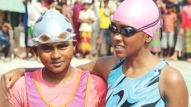 সাঁতারের আগে সোহাগী আক্তার ও মিতু আক্তার।