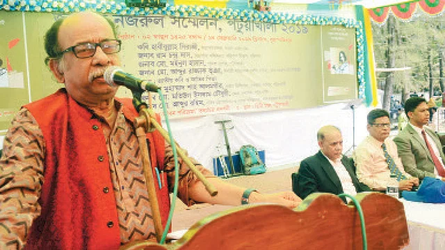 পটুয়াখালীতে নজরুল উৎসবে বক্তৃতা দিচ্ছেন বাংলা একাডেমি মহাপরিচালক হাবীবুল্লাহ সিরাজী