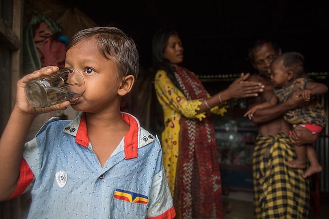 ওয়াটার সাপ্লাই সিস্টেম চালু হওয়ায় বিশুদ্ধ পানি পাচ্ছেন মৌলভীবাজারের রাজারঘাটের টিপাইছড়া চা–বাগানের বাসিন্দারা। ছবি: ওয়াটারএইডের সৌজন্যে