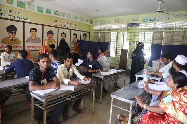 সোনাপুর সরকারি প্রাথমিক বিদ্যালয় কেন্দ্রে ভোটার উপস্থিতি খুব কম। ছবি: সাইফুল ইসলাম