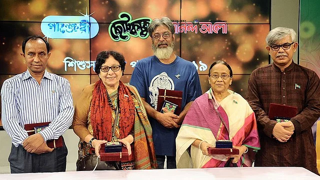 ‘পাঞ্জেরী ছোটকাকু আনন্দ আলো শিশুসাহিত্য পুরস্কার ২০১৯’ হাতে কামরুল হাসান, আনোয়ারা সৈয়দ হক, ধ্রুব এষ, সেলিনা হোসেন ও আনিসুল হক