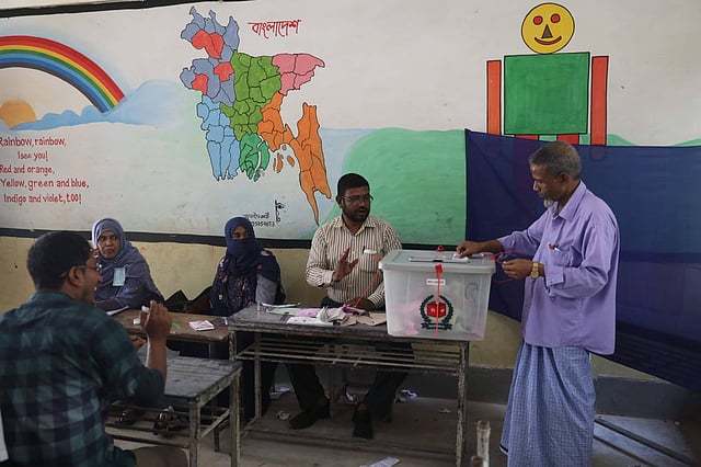 সোনাপুর সরকারি প্রাথমিক বিদ্যালয় কেন্দ্রে ভোটার উপস্থিতি খুব কম। ছবি: সাইফুল ইসলাম