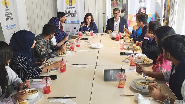 সোনিয়া বশির কবীর ও আরিফ আর হোসেনের সঙ্গে নির্বাচিত তরুণেরা