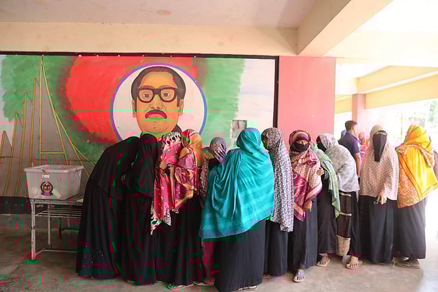 সোনাপুর সরকারি প্রাথমিক বিদ্যালয় কেন্দ্রে মোট ভোটার ৩ হাজার ৫৮৪ জন। সকাল সোয়া ১০টা পর্যন্ত এই কেন্দ্রে ভোট পড়েছে ৩৫৫টি। ছবি: সাইফুল ইসলাম