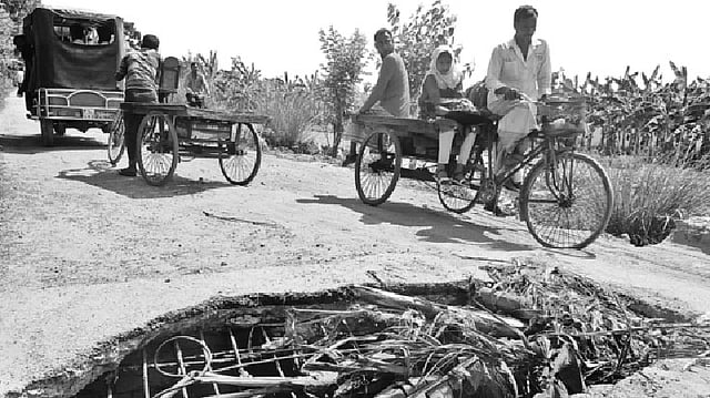 পাবনার আটঘরিয়া উপজেলার আটঘরিয়া-চাঁদভা সড়কের কালভার্ট ভেঙে যাওয়ায় ঝুঁকি নিয়ে যানবাহন চলাচল করছে। ছবি: প্রথম আলো