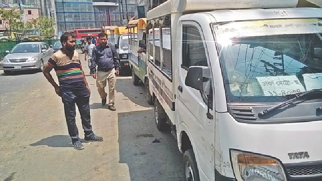 সার বেঁধে যাত্রীর অপেক্ষায় লেগুনা। গতকাল শ্যামলী মোড়ে। ছবি: প্রথম আলো