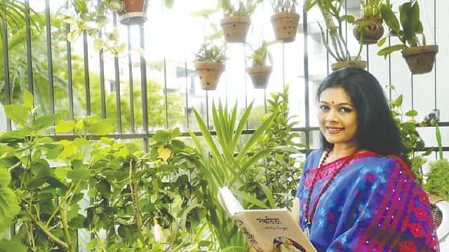 নৃত্যশিল্পী সামিনা হোসেন প্রেমার বাসায় সবুজের আবহ। ছবি: সুমন ইউসুফ