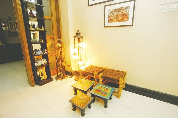 বাসার প্রতিটি কোণে মিলবে ঐতিহ্যের নিদর্শন