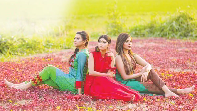 তরুণ তিন ডিজাইনার ফারাহ্ দিবা, িরফাত রেজা ও রিফাত রহমান তৈরি করছেন লাল–সবুজের পোশাক। মডেল: সোহানী, সারাকা ও সৌমি, সাজ: পারসোনা, ছবি: কবির হোসেন