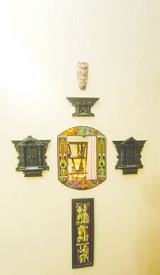 দেয়ালে ঝুলছে নকশা করা আয়না