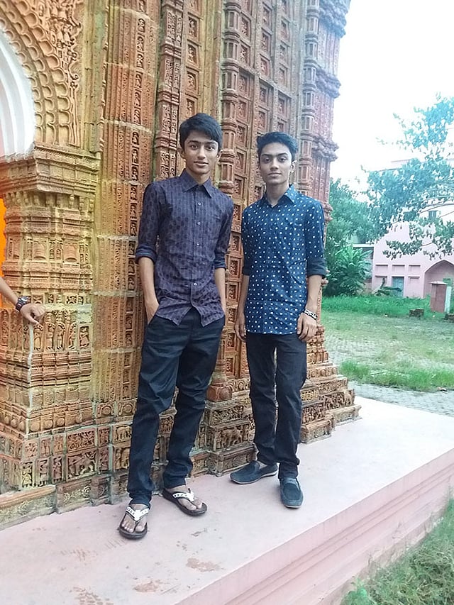 সম্প্রতি বড় ভাইয়ের সঙ্গে তাসিন (বাঁয়ে)। ছবি: তাসিনের পরিবারের সৌজন্যে