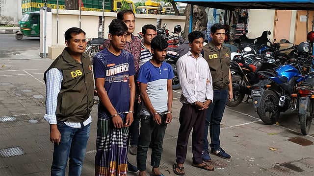 আবরার আহমেদ চৌধুরীকে চাপা দেওয়া বাসের চালক ও চালকের সহকারী। ডিবি কার্যালয়, ঢাকা, ২৭ মার্চ। ছবি: মোছাব্বের হোসেন