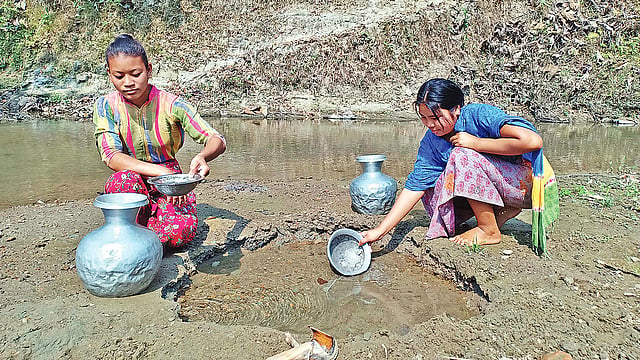 ৪২ পরিবারের ভরসা ছড়ার পাড়ের এই কুয়াটি। সম্প্রতি পানছড়ির লোগাং ইউনিয়নের ফাতেমা নগরের পেরাছড়ায়। প্রথম আলো