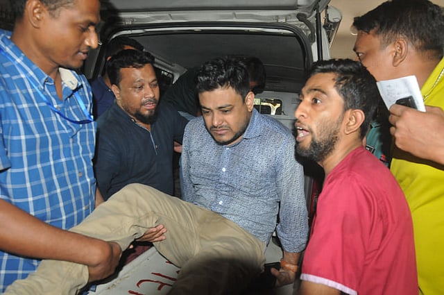 এফ আর টাওয়ারে অগ্নিকাণ্ডের ঘটনায় আহত এক তরুণকে ঢাকা মেডিকেল কলেজ (ঢামেক) হাসপাতালে নেওয়া হয়। বনানী, ঢাকা, ২৮ মার্চ। ছবি: হাসান রাজা