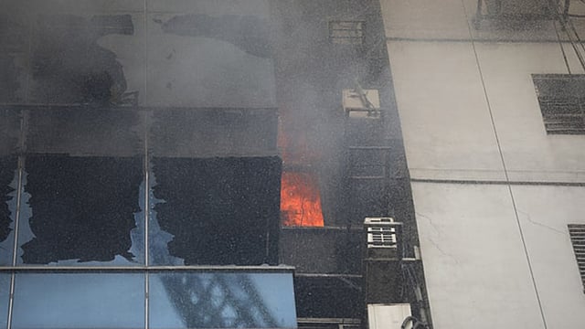 এফ আর (ফারুক রূপায়ন) টাওয়ারে আগুন জ্বলছে। বনানী, ঢাকা, ২৮ মার্চ। ছবি: আবদুস সালাম