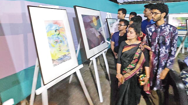 চিত্র প্রদর্শনীতে দর্শকদের ভিড়। প্রথম আলো