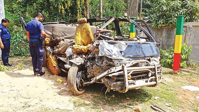 চট্টগ্রামের লোহাগাড়ায় যাত্রীবাহী বাস ও মাইক্রোবাসের মুখোমুখি সংঘর্ষে আটজন নিহত হন। সংঘর্ষের ঘটনায় দুমড়েমুচড়ে যাওয়া মাইক্রোবাস। গতকাল চকরিয়ার চিরিংগা হাইওয়ে পুলিশ ফাঁড়ির সামনে। ছবি: প্রথম আলো