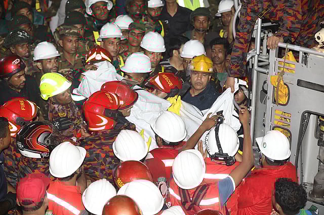 এফ আর টাওয়ারে অগ্নিকাণ্ডের ঘটনায় নিহত একজনের লাশ উদ্ধার। বনানী, ঢাকা, ২৮ মার্চ। ছবি: আবদুস সালাম