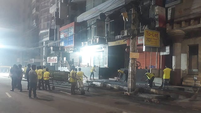 বৃহস্পতিবার রাত ৩টার পর এফ আর টাওয়ারের সামনের সড়ক পরিষ্কার করা হচ্ছে। ছবি: আসাদুজ্জামান