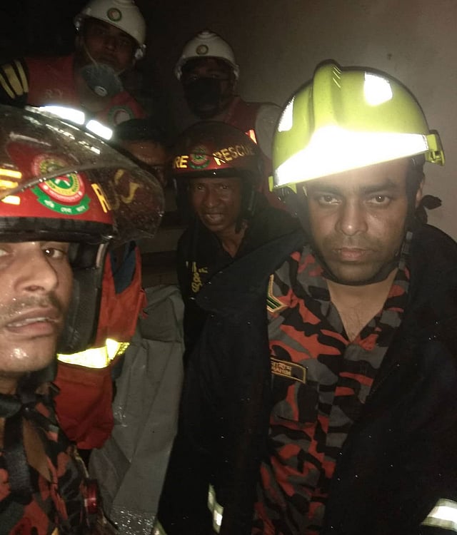 বাঁয়ে স্টেশন অফিসার আরিফুল। ছবি: সংগৃহীত।