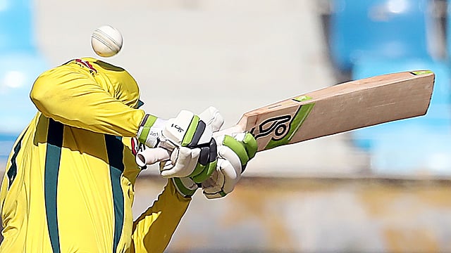 দুঃসময়ের বাউন্সার সামলে অস্ট্রেলিয়া ছুটছে। ছবি: এএফপি