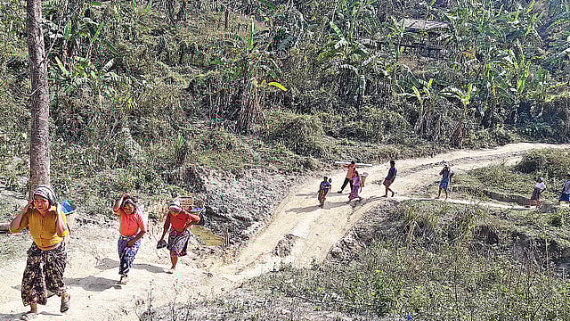 পাহাড়ি রাস্তা ধরে পণ্য নিয়ে বাজারের পথে ব্যাঙছড়ির বাসিন্দারা। দুর্গম এই পথ বাসিন্দাদের একমাত্র যোগাযোগের রাস্তা। সম্প্রতি বান্দরবানের রোয়াংছড়ির ব্যাঙছড়িতে। প্রথম আলো