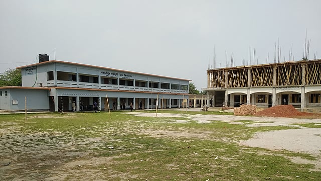 ব্যালট পেপার ছিনিয়ে নিয়ে সিল মারা অভিযোগ উঠেছে। ছবি: প্রথম আলো