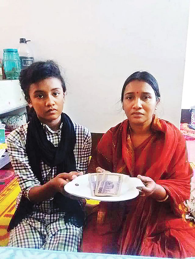 সেতু নির্মাণে অর্থ দান করছেন দুই ভক্ত।