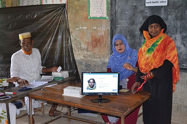 পটুয়াখালী সদর উপজেলা নির্বাচনে মাদারবুনিয়া ইউনিয়নের চালিতাবুনিয়া সরকারি প্রাথমিক বিদ্যালয় কেন্দ্রে ইভিএমে ভোট দিচ্ছেন নারী ভোটার। সকাল সাড়ে আটটা, মাদারবুনিয়া, পটুয়াখালী, ৩১ মার্চ। ছবি: শংকর দাস