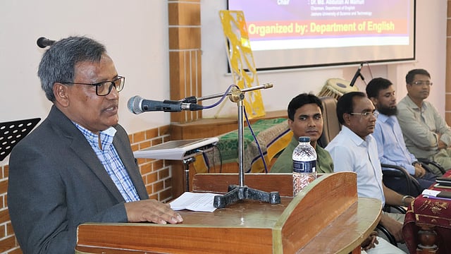 নবীনবরণ অনুষ্ঠানে প্রধান অতিথির বক্তৃতা করেন উপাচার্য মো. আনোয়ার হোসেন। যশোর বিজ্ঞান ও প্রযুক্তি বিশ্ববিদ্যালয়, যশোর, ২ এপ্রিল। ছবি: সংগৃহীত