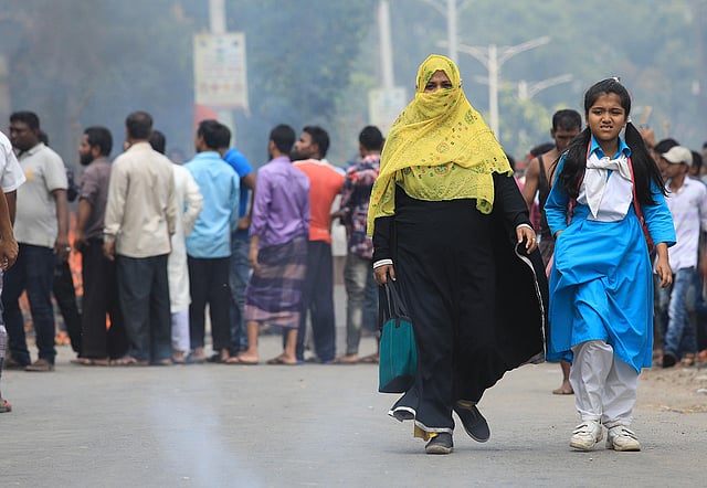 জাতীয় মজুরি কমিশন বাস্তবায়নসহ ৮ দফা দাবিতে আগুন জ্বালিয়ে অবরোধ করে আমিন জুট মিলের শ্রমিকেরা। এ সময় দুর্ভোগে পড়ে স্কুল ও অফিসগামী মানুষ। আমিন জুট মিল এলাকা, হাটহাজারী সড়ক, চট্টগ্রাম, ২ এপ্রিল।ছবি: জুয়েল শীল